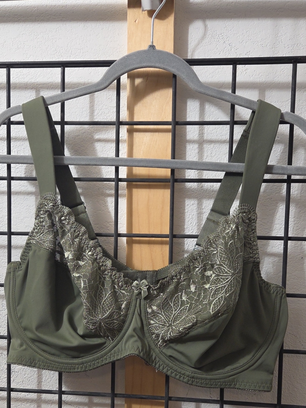 ***Olive Green Lace Underwire Bra with Floral Embroidery